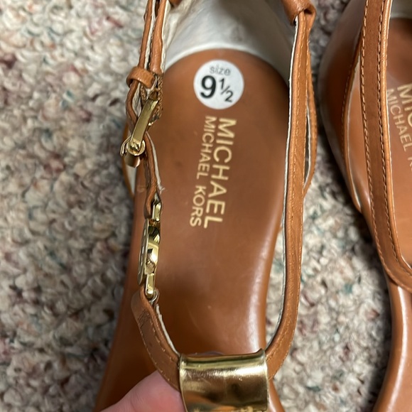 Michael kors leather gold thong sandals with gold hardware size 9.5 - Picture 3 of 9